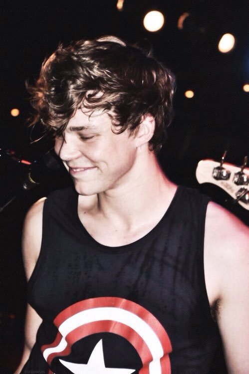irwinstate's tweet photo. We love Ashton Fletcher Irwin💞 https://t.co/jhk0uVWQSc