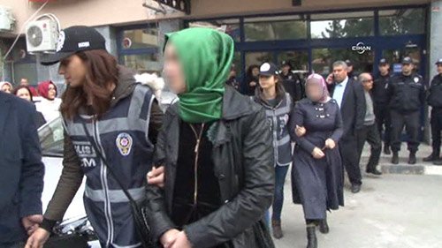 HasanCucuk's tweet photo. İŞTE AKP!
Antalya'da  ŞİD operasyonlarında gözaltına alınan 20 şüphelinin tamamı serbest 
Ama başörtülüye KELEPÇE https://t.co/RV2rOfWHpG
