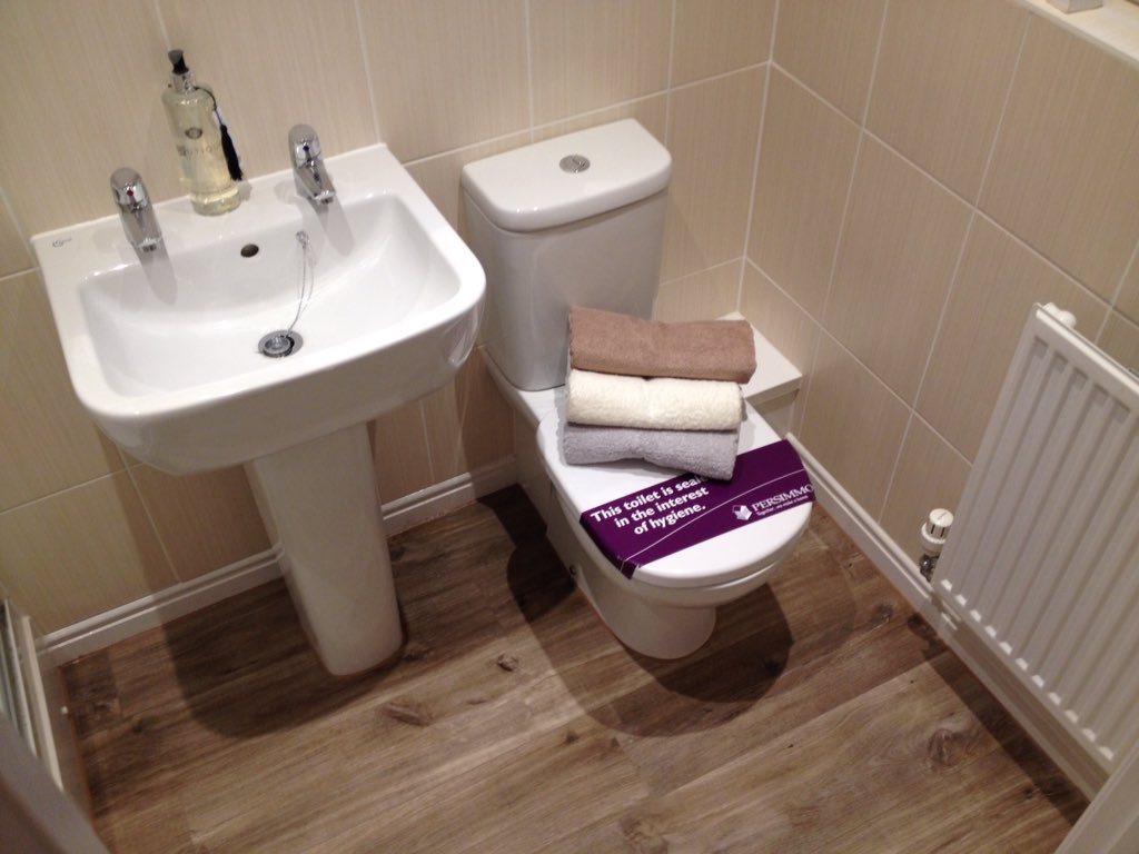 hickmanflooring's tweet photo. Ensuite in #Livyn @QuickStepFloors @QSAcademy laid by myself and @Installerbyron @ourowndesigns https://t.co/PEpl6qKzQQ