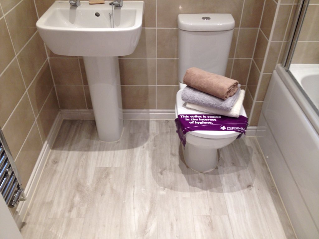 Installerbyron's tweet photo. Bathroom in #Livyn @QuickStepFloors laid by myself @installersteve2 @ourowndesigns #lovemyquickstep #canyonoakbeige https://t.co/F68UcANmcI