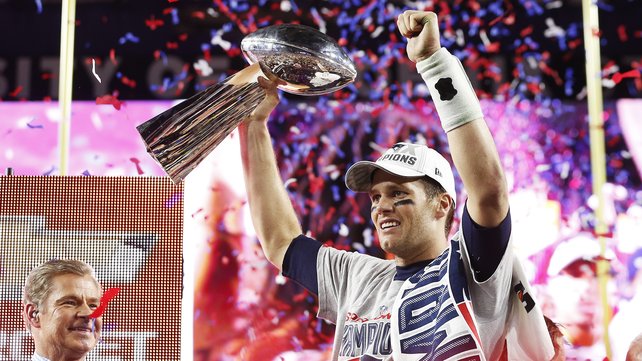 Patriots1775's tweet photo. Holdin' up that trophy cuz we won! November 1783 - British finally get out of our house! #GetOuttaHere #Gates5 https://t.co/FWbjWGUuCG