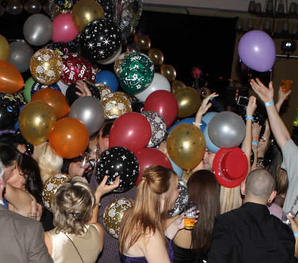 NewYearsEveFun's tweet photo. SF #BayArea New Year's Eve Tickets already selling fast. VIP tixs sell out fast. Learn more: https://t.co/umIIyTFkjt https://t.co/o6HunVyflq