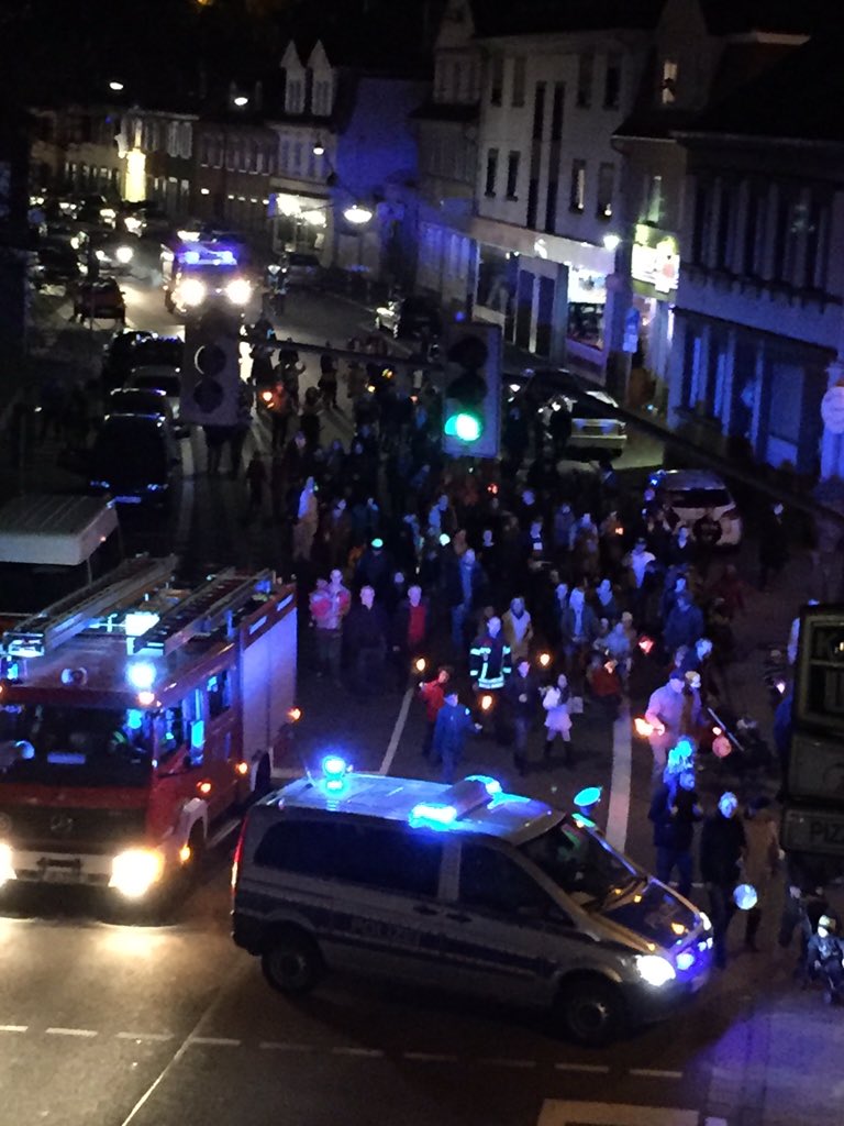 christopher_hof's tweet photo. Das Internet ist weg - Menschen gehen auf die Straße! @schobele @Schobiii_ https://t.co/wIAE5axGVX