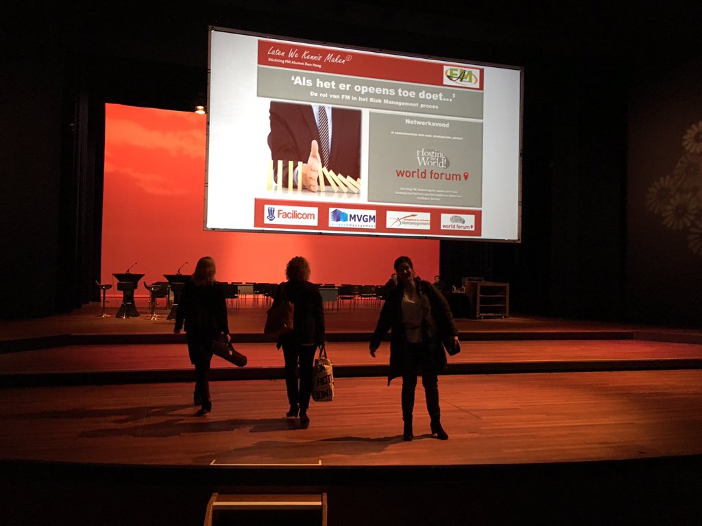 <a href="/FMAlumni/">Stichting FM Alumni</a> : wat een top locatie: op het podium van de grote zaal van het World Forum