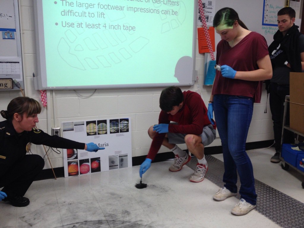 MrsSciMiller's tweet photo. Shoes: not just for shoppers. Thanks to Ms. Barrett for visiting us! #shoeimpressionevidence #ForensicsSkills https://t.co/258L9p0a5B