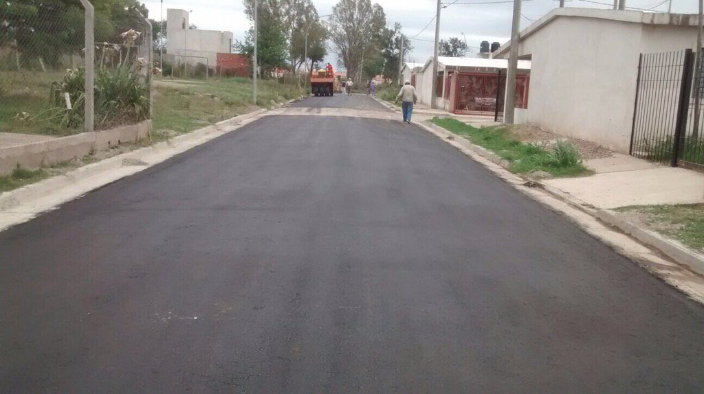 ramonjmestre's tweet photo. Sumamos calles pavimentadas a la ciudad, hoy barrio Ampliación las Palmas progresa con nuevas cuadras de asfalto. RM https://t.co/T5sbKPcNc4