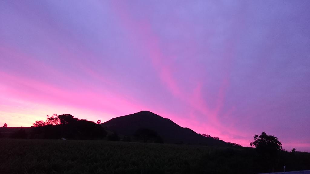 Mitres_Edge's tweet photo. Sunset over Klapmuts Kop from Mitre's Edge. https://t.co/ZYND1UTgu0