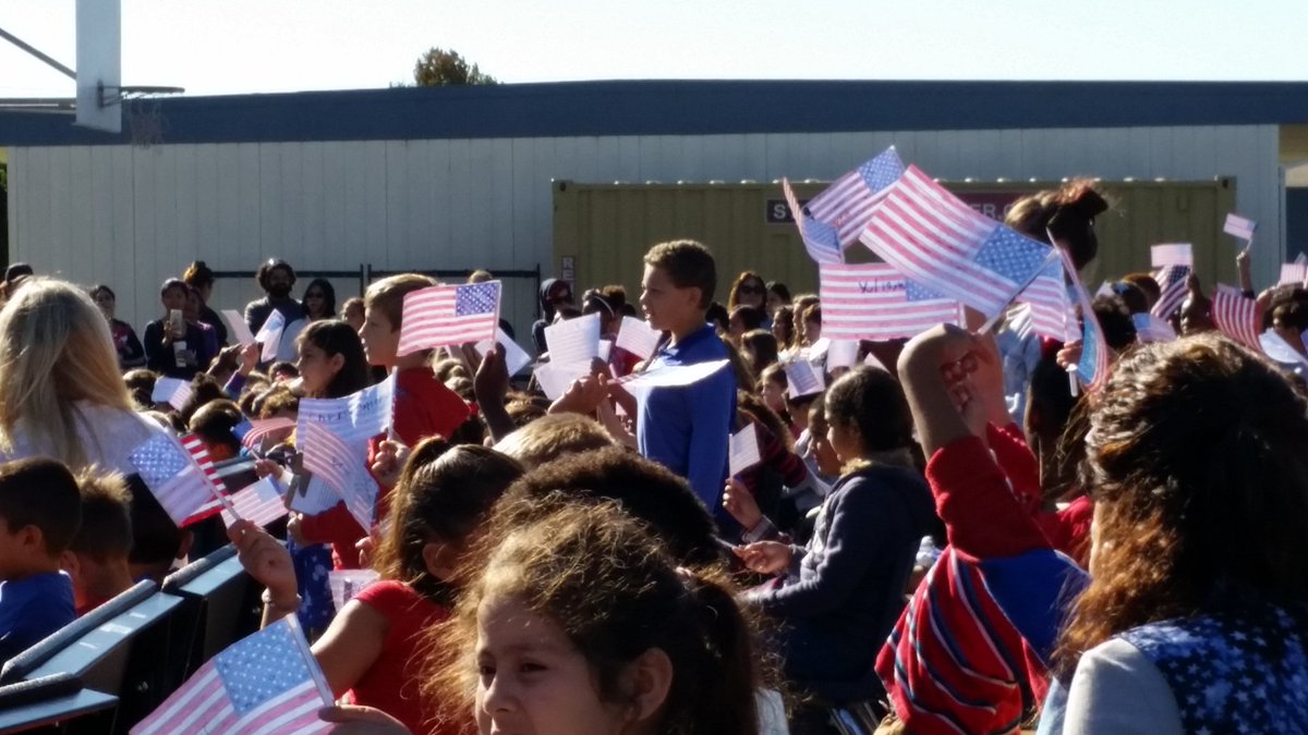 tashasdad77's tweet photo. @Runner58446 
@PVSDCamarillo 
Las posas honoring our American heroes at the veterans day celebration https://t.co/2sIeehouSd