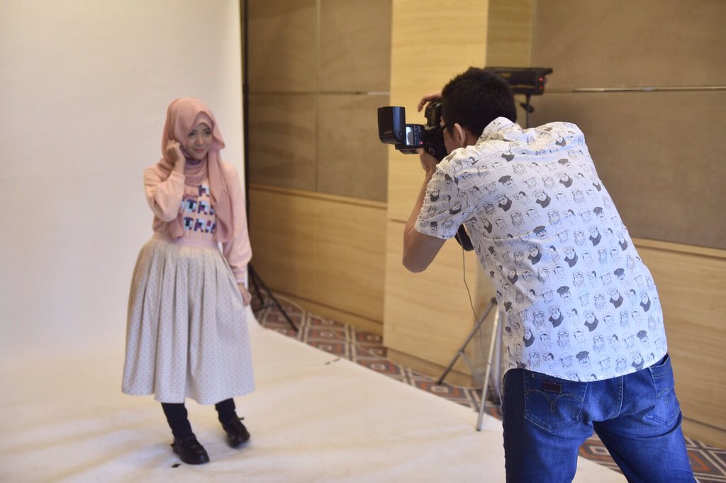 gogirl_id's tweet photo. Abis makeup,temen2 #Project1Week photoshoot pake baju yg udah di-styling sm temen segrupnya td. Let's strike a pose! https://t.co/nstTL2RKuF