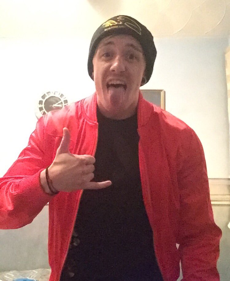 scruffbag123's tweet photo. Rocking the @SikSilk bomber , tshirt and hat 😜. Cheeky selfie #SetYourOwnTrend #siksilk #followthemovement https://t.co/xPc4RZVi0B