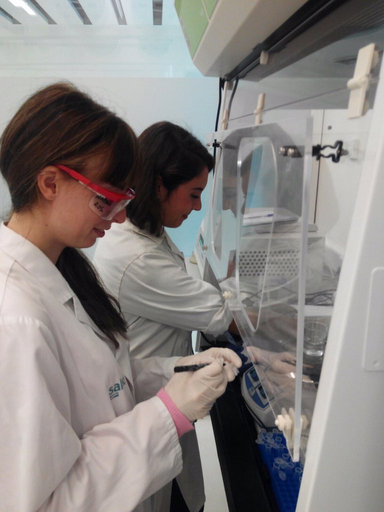 <a href="/inesreigui/">Inés Reigada Ocaña</a> y Natalia Ros desarrollando su PhD en <a href="/FarmaciaUSJ/">Farmacia_USJ</a> <a href="/usj/">usj</a> <a href="/AzefUSJ/">AZEF - USJ</a> <a href="/BeatrizGinerP/">Beatriz Giner</a>