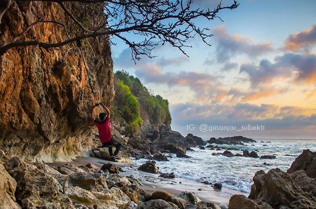 Hasil gambar untuk pantai gebyuran kebumen