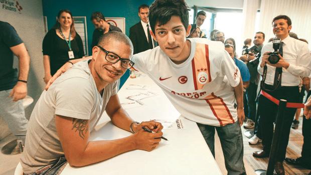 Atrik yayinladigin kitabin icin de bir imza toreni duzenle <a href="/Alex10combr/">Alex</a> Reklam icin klube iftira attin, ayip, ayip..