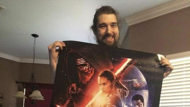 JovemPanEntrete's tweet photo. #Luto Morre fã de "Star Wars" que pediu para J.J. Abrams antecipar o novo filme: https://t.co/pRDVy6Amhc https://t.co/QF1G4BD1hR