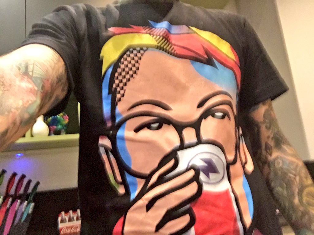 Fedez's tweet photo. Ciao sono una maglietta bella #Nogodz @sisley_fashion https://t.co/VQoy8XBaym