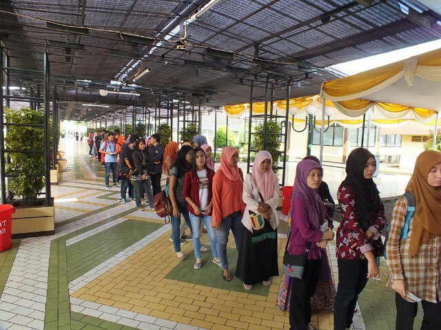 antrean para peserta yg mau registrasi nihh guys. wiihh ternyata antusiasnya tinggi yaa ;)