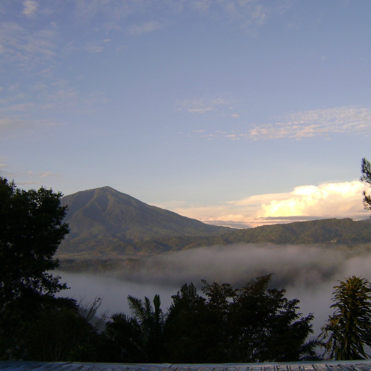 adventuresumate's tweet photo. Pemandangan gunung Merapi Sumbar dari Bukittinggi.
https://t.co/SJcWFXNhXr https://t.co/mJkqm31D9I