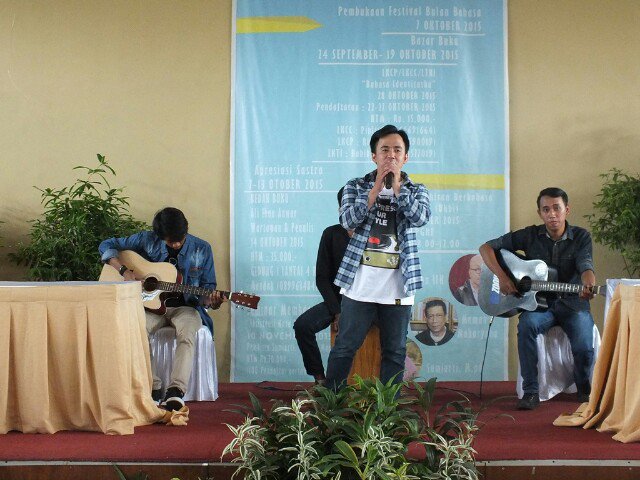 penampilan dari sastra band. asiikk bisa bgt nyanyiin lagu yg bikin baper haha cc : <a href="/sastra_band/">SASTRA OFFICIAL BAND</a>