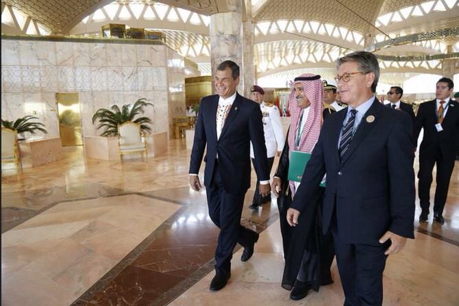 LaVenezolanaREV's tweet photo. Detalle actividades presidente @MashiRafael en visita #ArabiaSaudita ➡ https://t.co/KsyUmvtIzL #ASPA 

#CumbreASPA https://t.co/FLwodYywXm