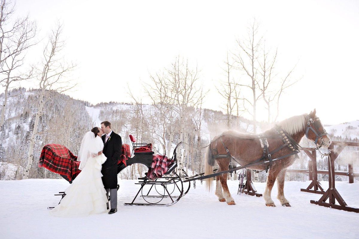 wedding_style's tweet photo. .@steinlodge is the idyllic location in #Utah for a #white #winter #wedding. > https://t.co/ZaXMJDNoRt https://t.co/Xh080jtmwE