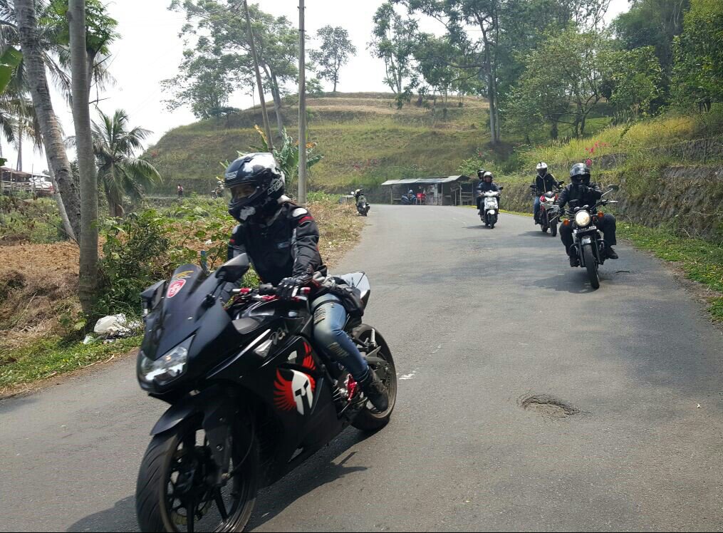 Dew_Deean's tweet photo. Riding santai https://t.co/wEn5nYLdHS