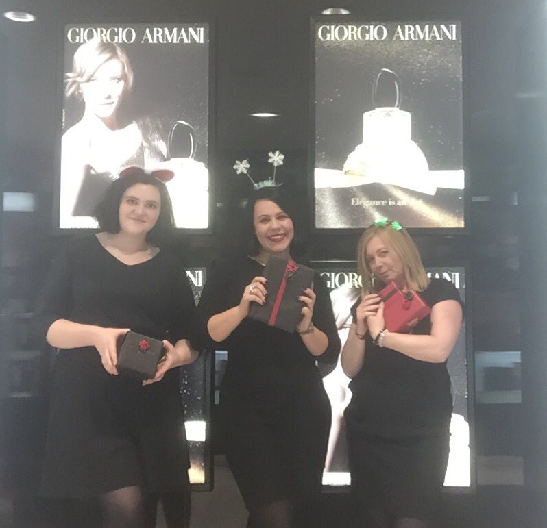 kerryjane16's tweet photo. Getting our wrap on in the Christmas spirit 🎅🏼🎄 @missjesslinsell @TPSPeople @ollyemson #christmas #wrappingservice 🎁 https://t.co/PN4gBx8eM2