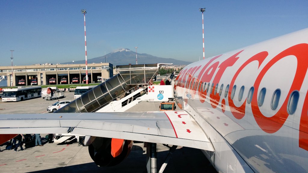 sirGDG's tweet photo. What a unique airport!!! 
#Catania #Sicily #Etna @pieterarnolli 
@seisiciliano @VisitSiciliaNET
PS @easyJet 👍 https://t.co/v41bifc55W