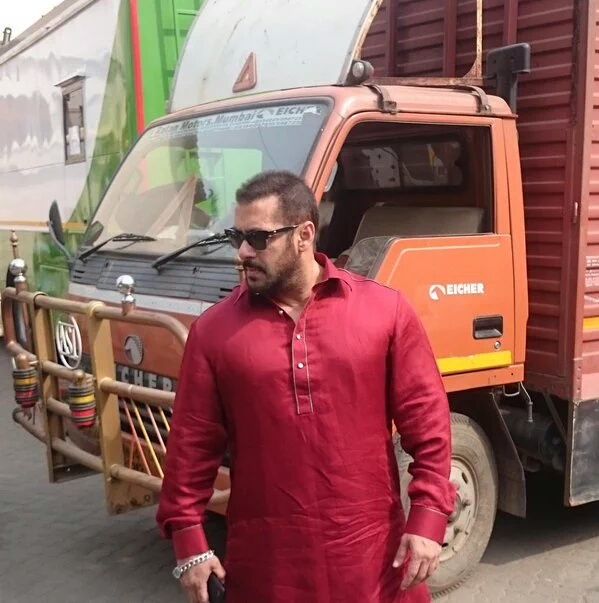 inshaammu's tweet photo. Handsm hunk @BeingSalmanKhan 
#ReliveFamilyValuesWithPRDP #RoyalPRDPin2Days https://t.co/jnTvtqptRy