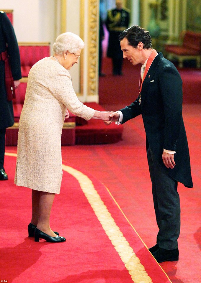 [Instant People] Benedict Cumberbatch reçoit le Commander of the Order of the British Empire.