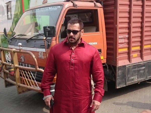 inshaammu's tweet photo. Handsm dshng khan Prem Sultan @BeingSalmanKhan #ReliveFamilyValuesWithPRDP #RoyalPRDPin2Days https://t.co/pshfmu3A3V