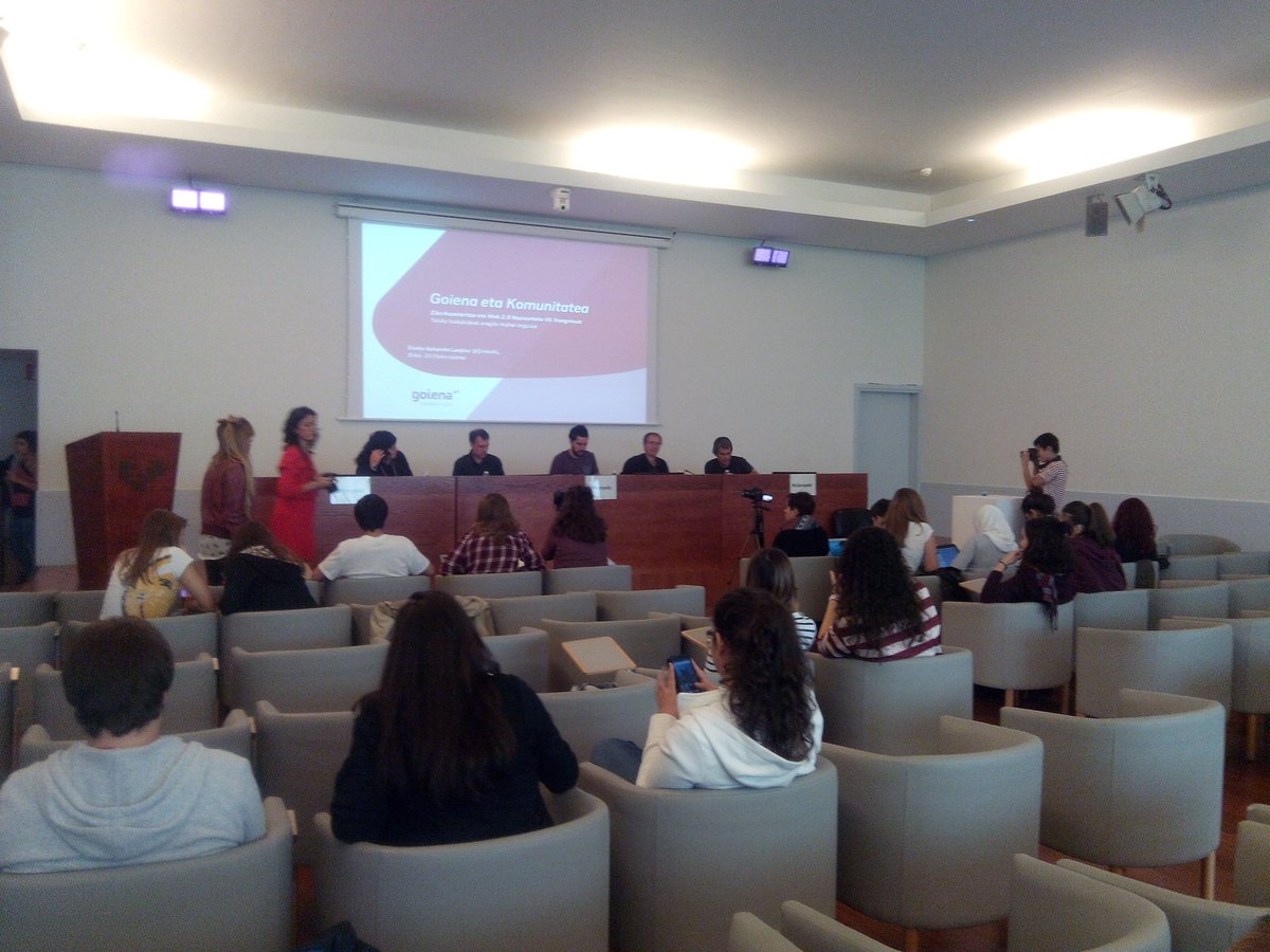 laminablog's tweet photo. Empieza la mesa redonda #ciberpebi https://t.co/HZXwBR5nEQ