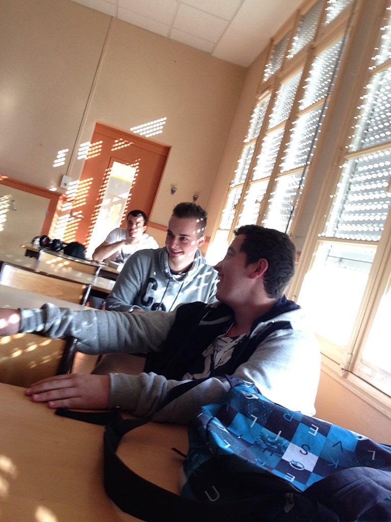 ValentinTwette's tweet photo. @sansandre722 qui rigole en cour #lethug https://t.co/JeTGQCFa0S