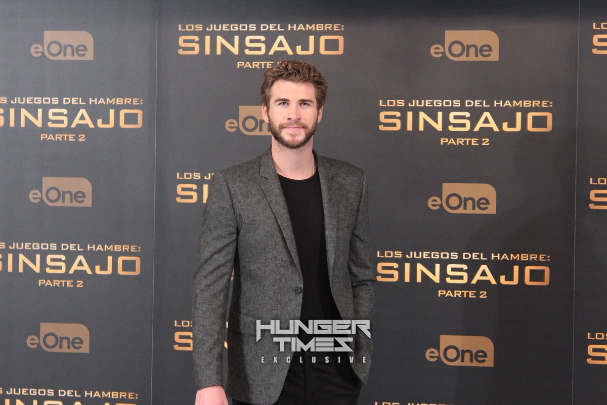 HungerTimesES's tweet photo. Liam Hemsworth en el photocall de la rueda de prensa en Madrid #PremiereSinsajoParte2Madrid @eOneSpain https://t.co/KbiNKrk4Tk