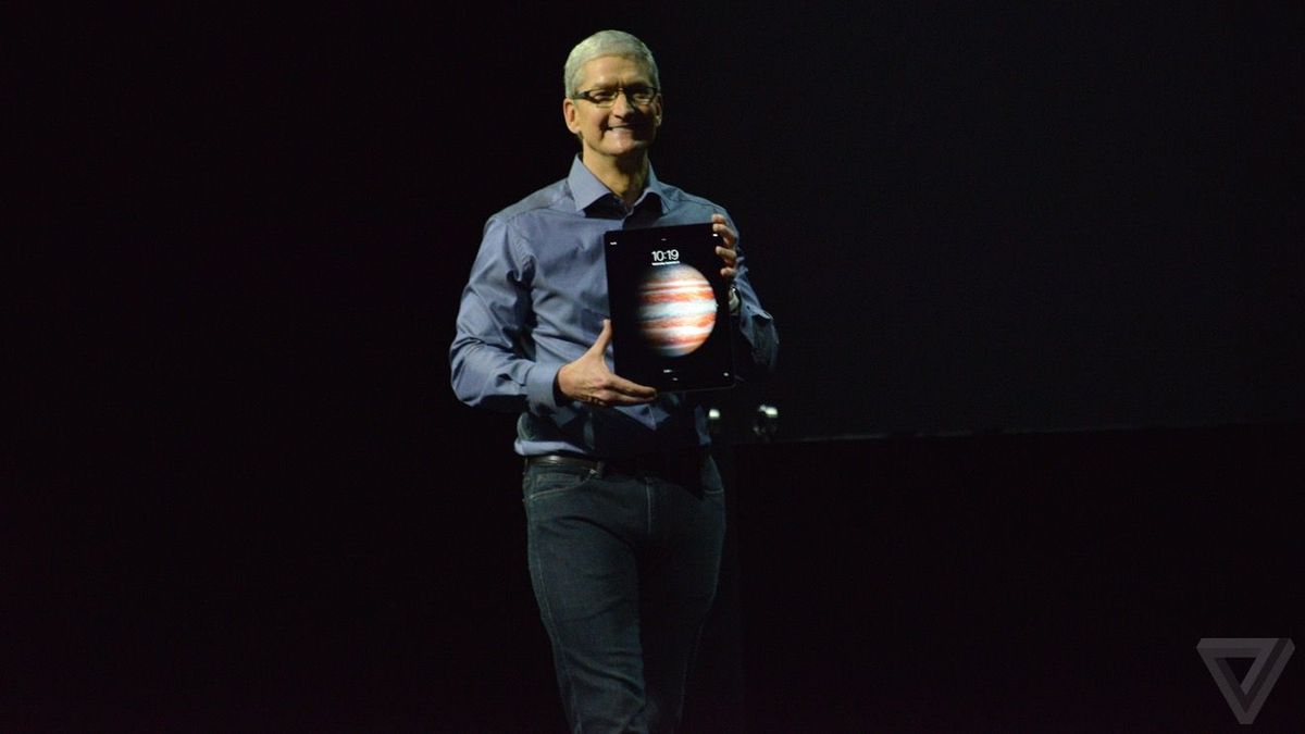verge's tweet photo. Apple claims that the iPad Pro can replace a PC, despite the lessons of the Surface https://t.co/jSZKjmKRPV https://t.co/l27YxDOgbl