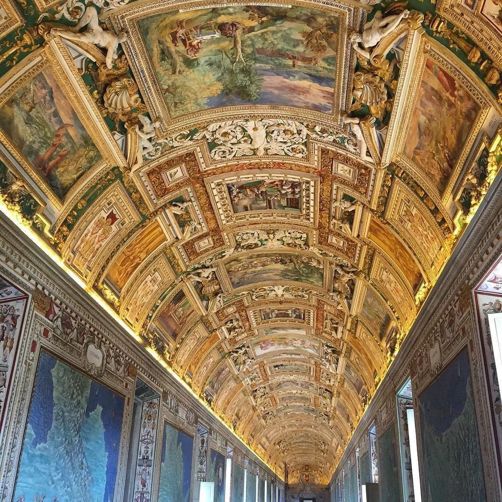 DaveTweets2Much's tweet photo. The Vatican has fancy hallways #Girolamo #GalleryOfMaps #Rome #Italia #history #architectu… https://t.co/e36nxFhkkF https://t.co/gQxQsNUZLG