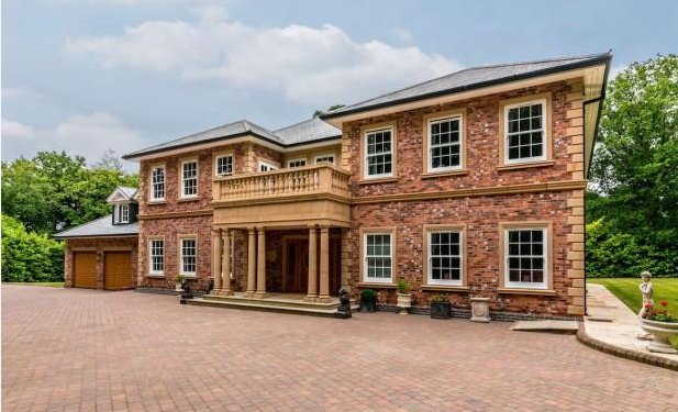 Zoopla's tweet image. It has a 25 car garage!! zoop.la/1PkUymI