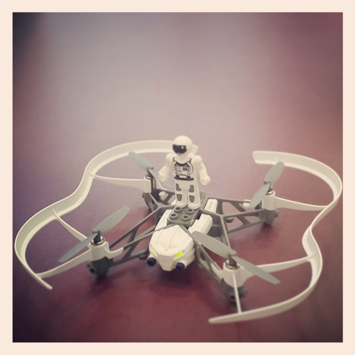 FranckyA001's tweet photo. Le soulèvement des minidrones peut commencer ! #moodaccessoires #parrotminidrone #starwars #Mars https://t.co/WTuVGV9sY8