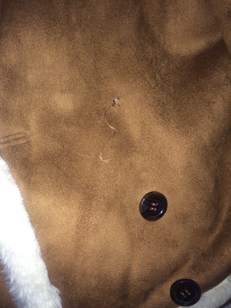 Natty_Harris's tweet photo. Hi @Topshop, I bought a coat on Friday and the button's come off. Please can you send me a new button? https://t.co/Qay3fFYCjv