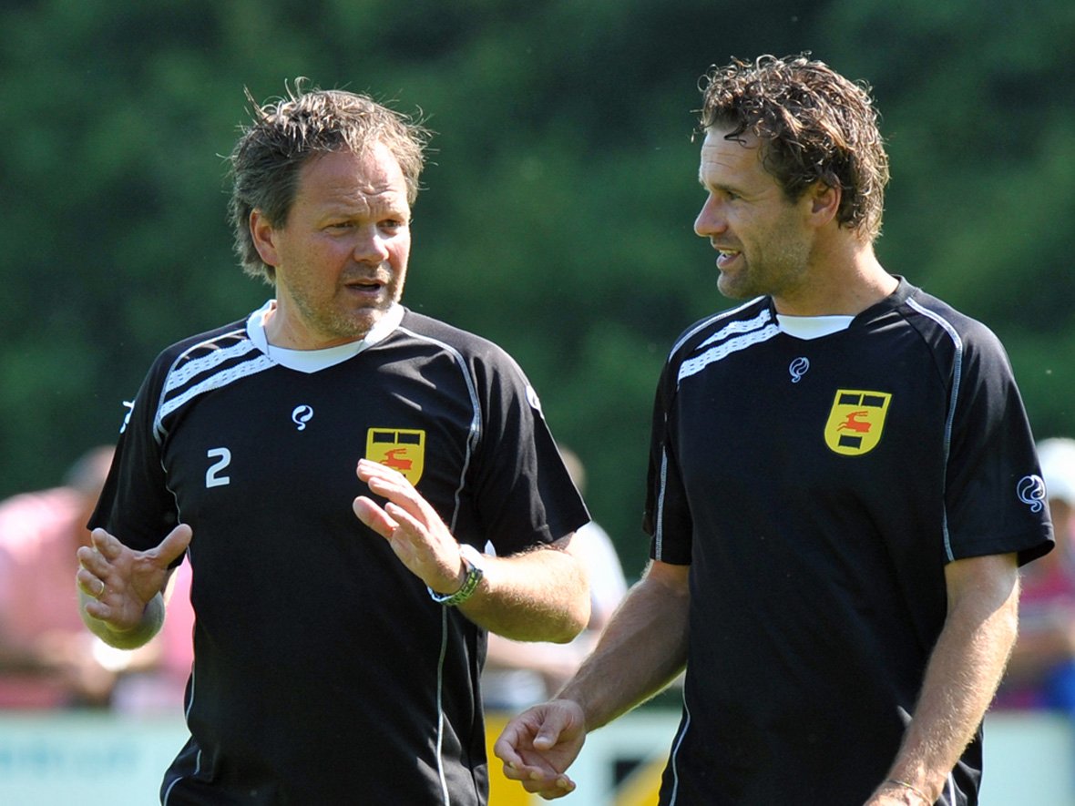 VI_nl's tweet photo. Crisis bij Cambuur? 'Ik weet zeker dat Henk de Jong hier niet achter zit'
  https://t.co/pP11XVT6qV https://t.co/gsWV35VMAT