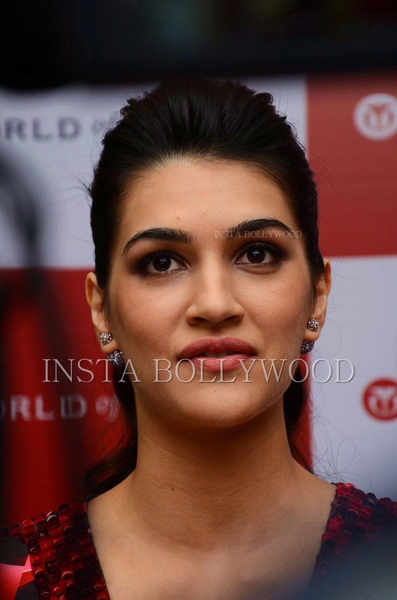 KritiSanonZone's tweet photo. Few More Pics of @kritisanon From @titanwatches Event --> https://t.co/sAtDbPELEu