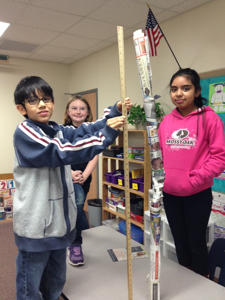 MemorialPace's tweet photo. Alejandro, Yamileth & Jayden making newspaper tower! 52"@MemorialPISD #Bobcatscan #4PACE https://t.co/lTaE06yNKW