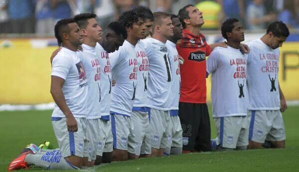 BANDADELCAPWELL's tweet photo. Emelec es grande porque le da la gloria a Cristo! https://t.co/Jlo6W8W1Hr