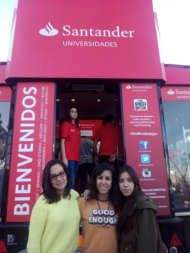 AnaGinko's tweet photo. Luchando por nuestro paragüas.💪 #RedBoxBadajoz #ChicasIti https://t.co/jaPoGitS70