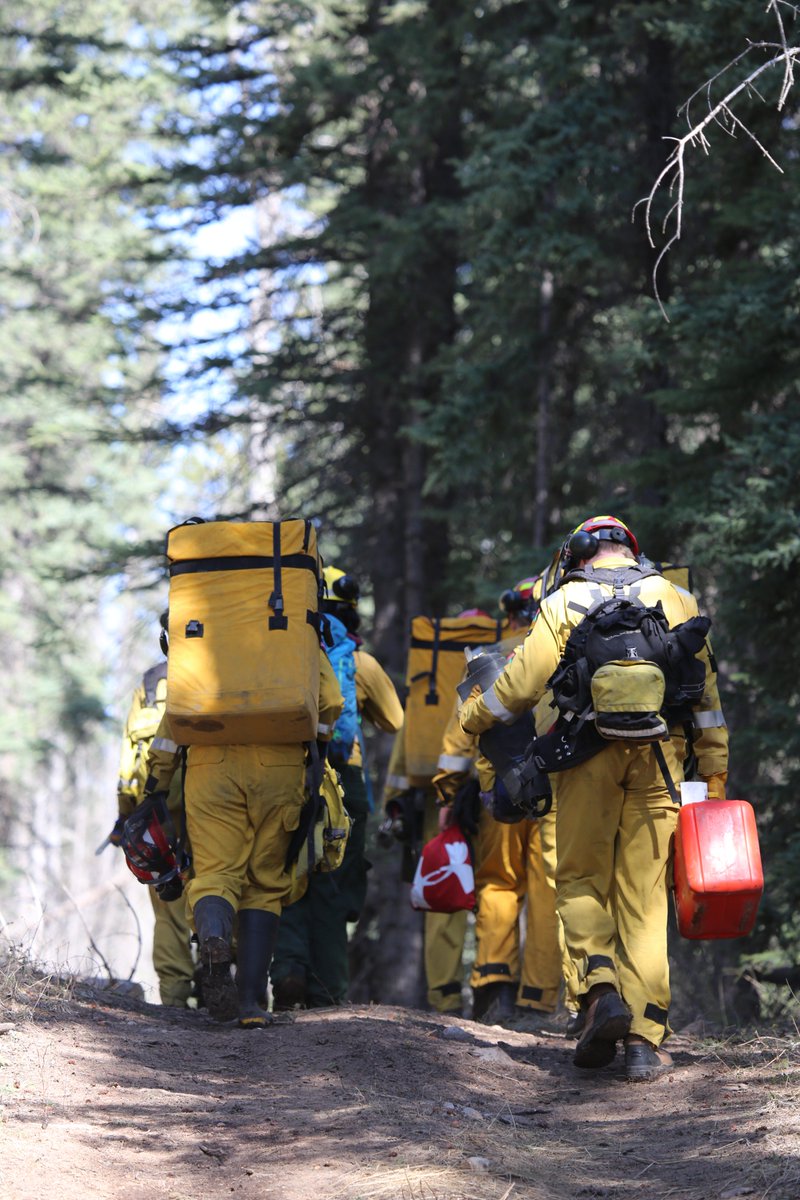 AlbertaWildfire's tweet photo. It's off to work we go! Apply by November 30 to become an #ABfire fighter https://t.co/SEo7syetTY #ABjob #career https://t.co/tLBwUK7fVF