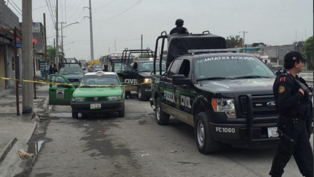 [HACE UN MOMENTO] Captura Fuerza Civil a 3 y les decomisan arma bit.ly/1O1BfMe