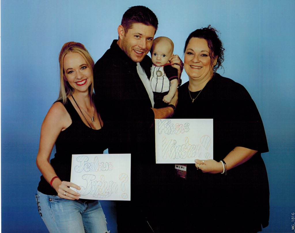 auroradream1's tweet photo. Not sure how you can not love these guys!!! #Dencon #DenverCon2015 #DenverCon #Supernatural #SPNFamiIly https://t.co/GGwXNc14vg