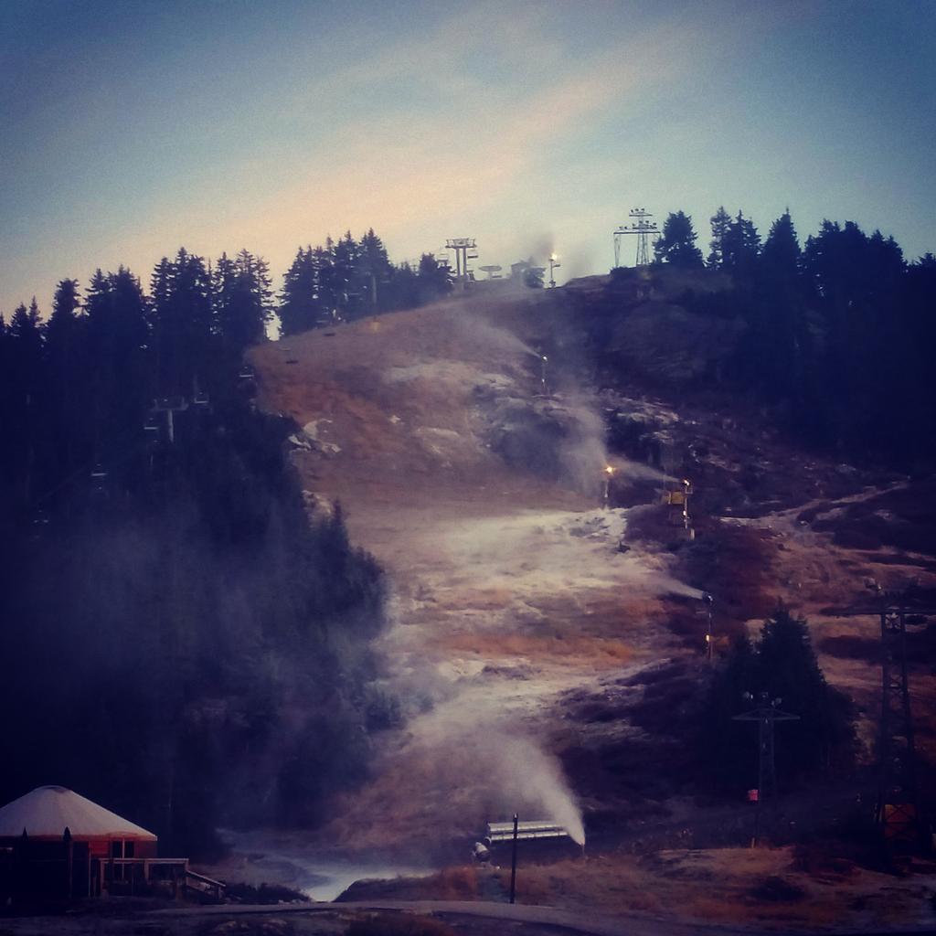 GrousePark's tweet photo. The guns are blasting out snow!!! #winterlove https://t.co/GwSlb8kt96