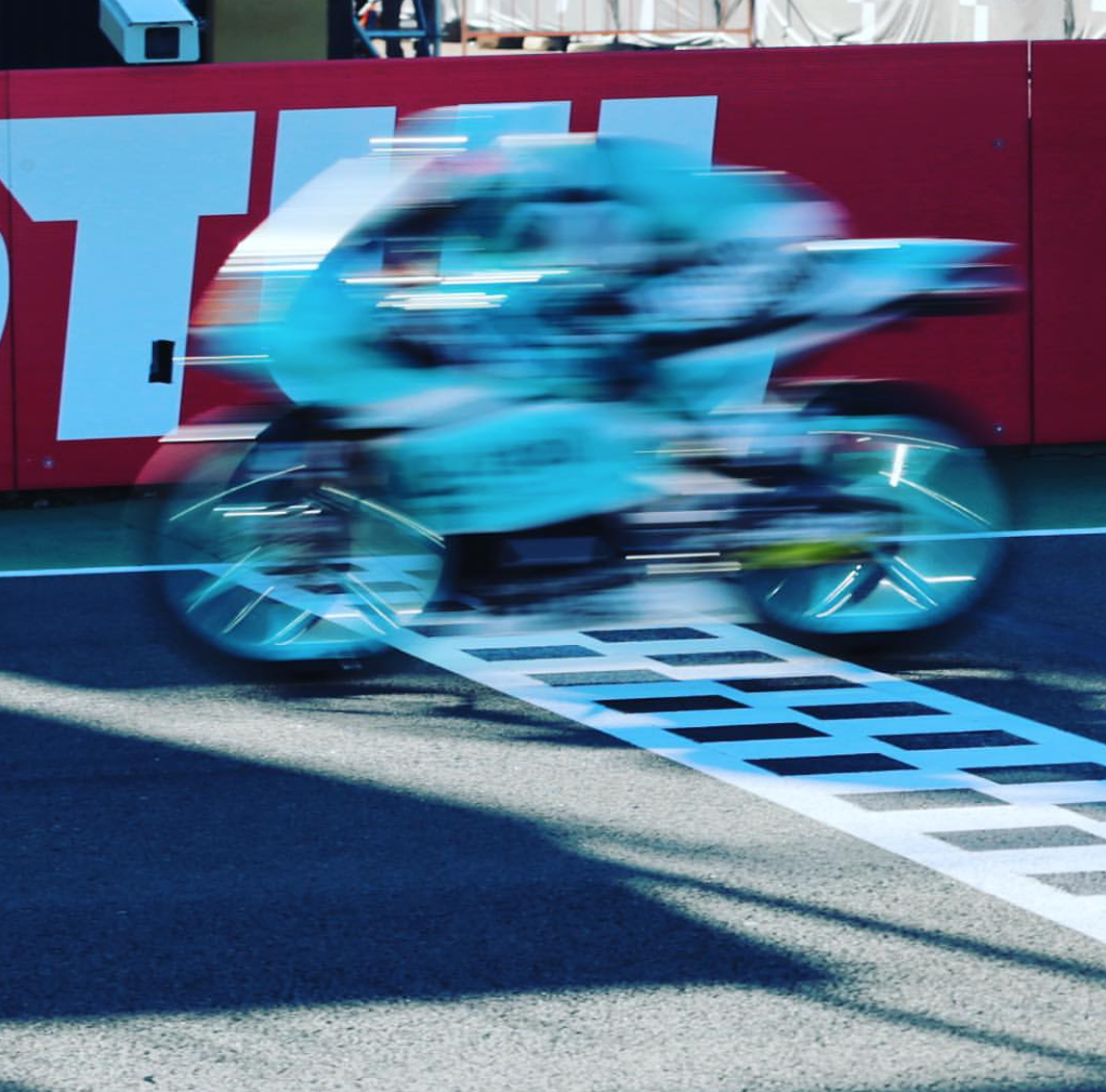 Le0pardRacing's tweet photo. #ValenciaGP @DannyKent52 βon his way to the conquest of the #Moto3 WC! @MotoGPβ #bestactionpicture #KentChamp https://t.co/xiVtdDrfjc