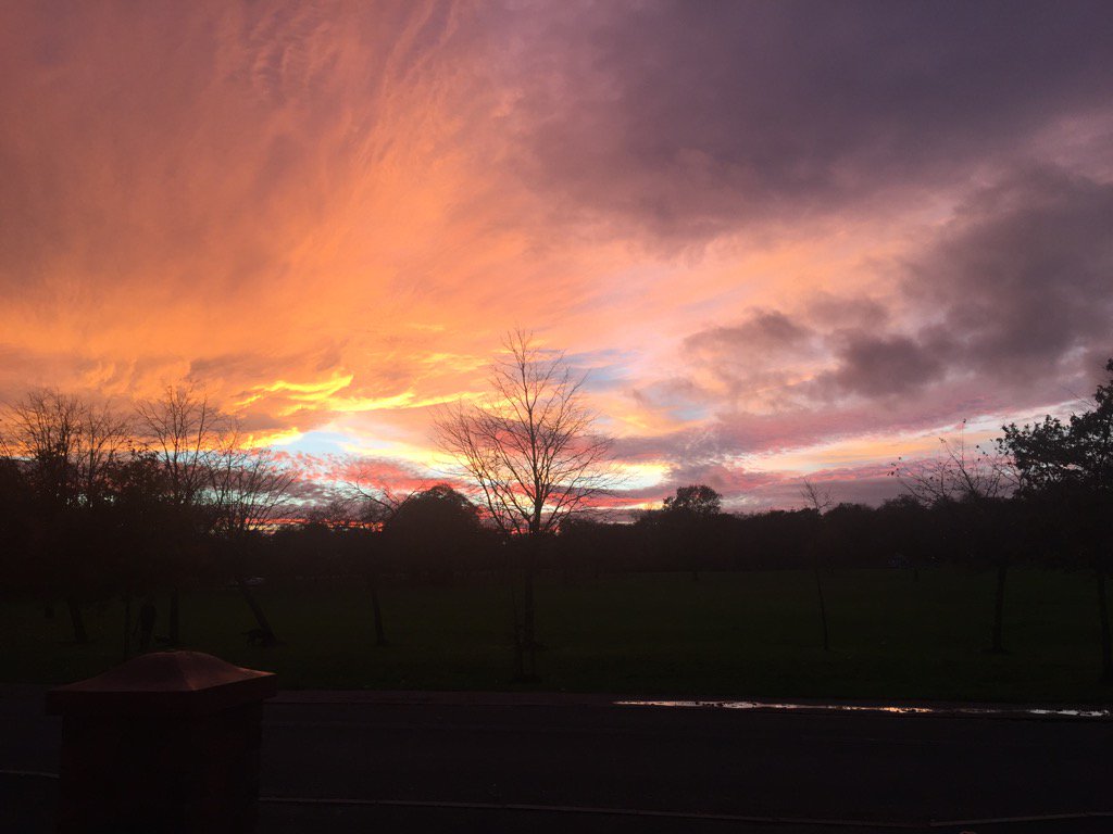 louisesilous's tweet image. What a magnificent #November #sunset this evening 🏡🌅#CosyKitchen