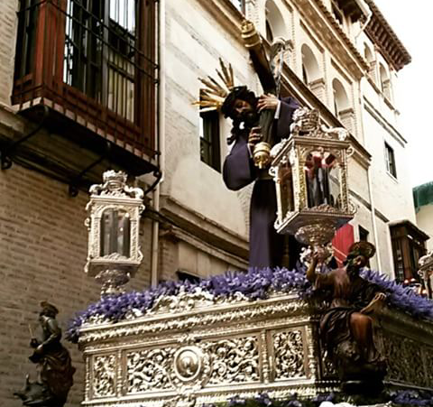BenyGarca's tweet photo. Me voy asomar a la calle haber si tengo suerte y... #VerdeEsperanza #DivinoPoder @HdadEsperanza @bandagranpoder https://t.co/JKk6UkJFeO